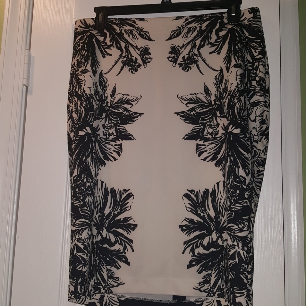 Brand NWT Floral Black and Cream Neoprene Skirt